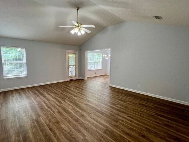 Foto del edificio - 3 bed, 2 Bath, Garage + Screened Back Porch, Near Cason Ln