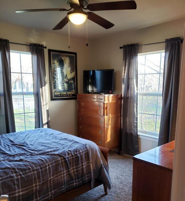 Building Photo - 6723 Merry Oaks Dr