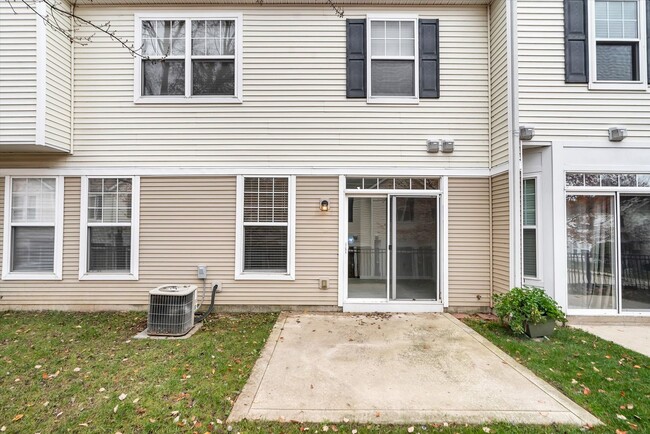 Building Photo - Spacious 2-Bedroom Townhome in St. Charles...