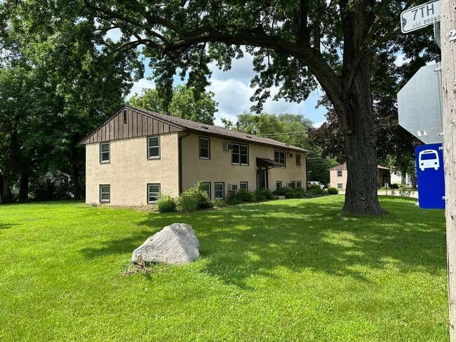 Building Photo - 670 4th St