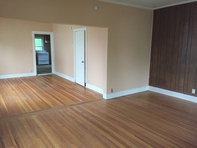 Building Photo - *2 Bed PLUS den or office*1 Bath* Single F...