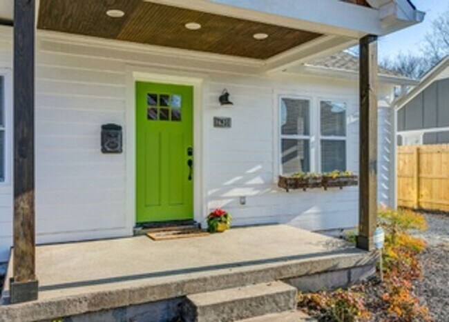 Building Photo - 1620 14th Ave N