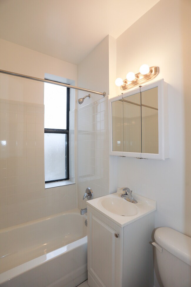 Foto del edificio - 6157 N Kenmore Ave
