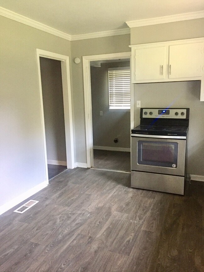 Building Photo - LARGE 3 bedroom + flex room,  2 bath home!!!