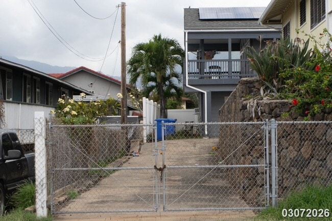 Building Photo - West Side Paradise – Updated 3-Bed, 2-Bath Upstairs Unit