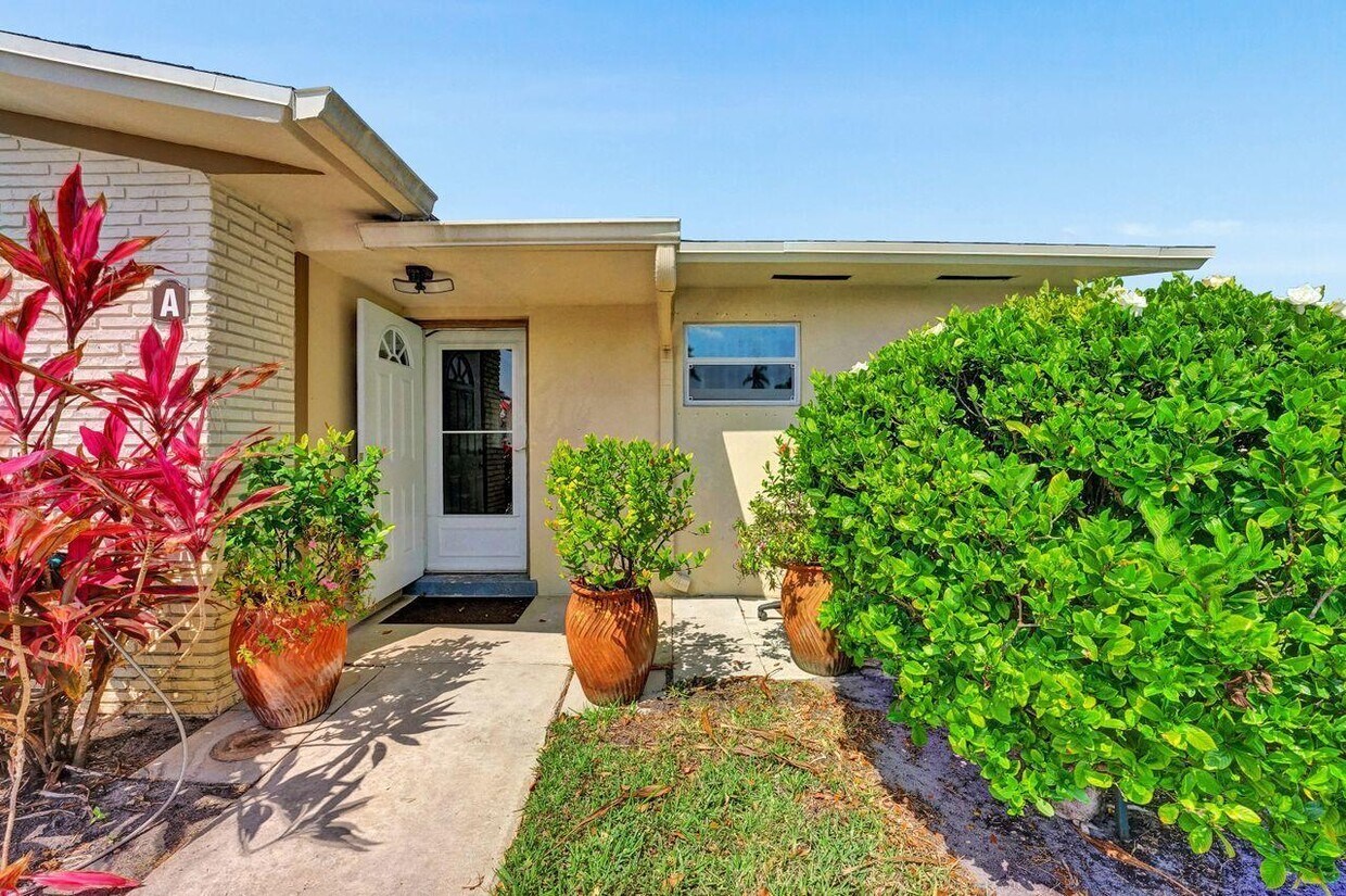 2837 Ashley Dr W Unit A, West Palm Beach, FL 33415 Condo for Rent in