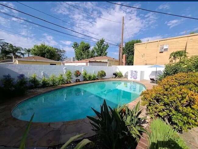 Foto del edificio - 1810 W Victory Blvd