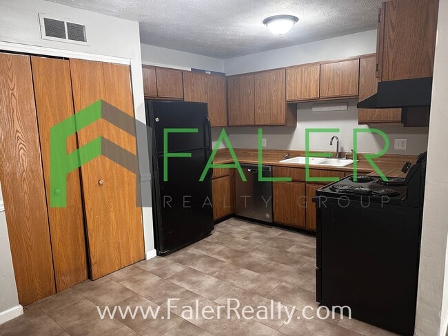 Building Photo - Update 2 bedroom condo - Move in ready!