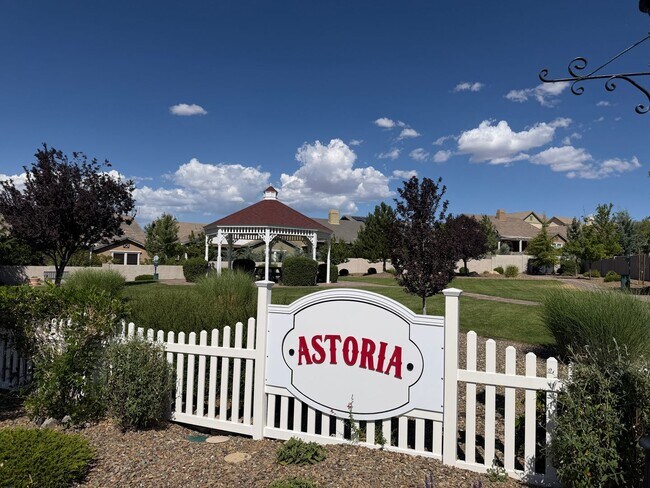 Foto del edificio - Gated Astoria Home