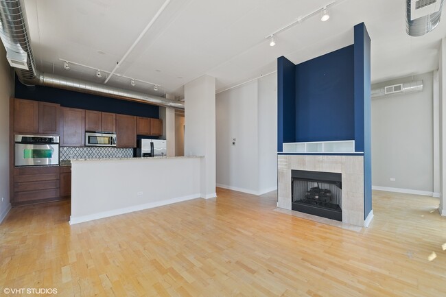 Building Photo - 740 W Fulton St