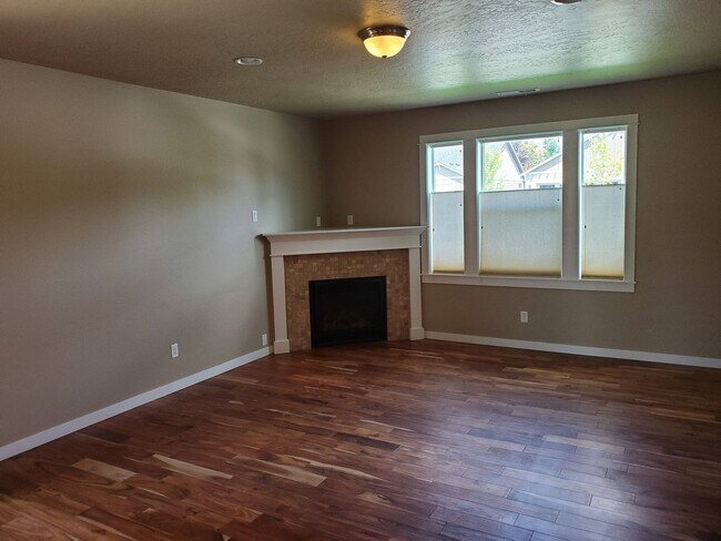 Foto del edificio - COMING SOON - 3 Bed 2 Bath single level - Fence - 2 Car Garage