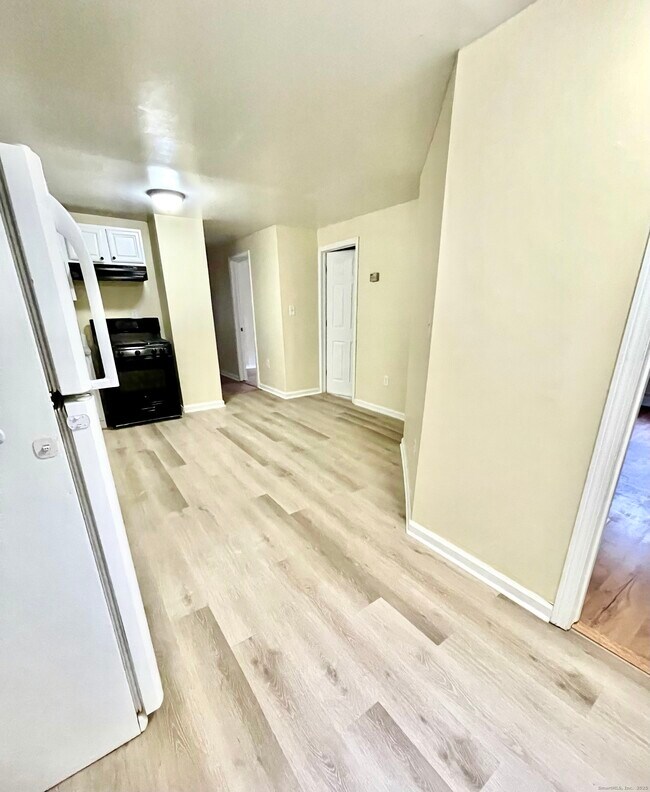 Foto del edificio - 92 W Main St