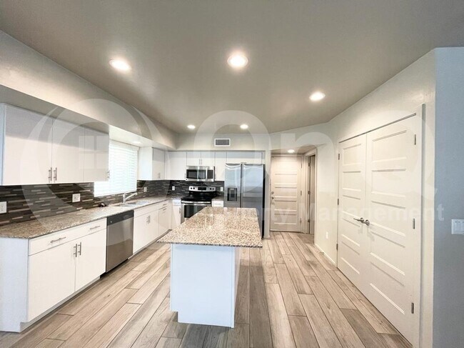 Building Photo - 833 E Park Modern Dr