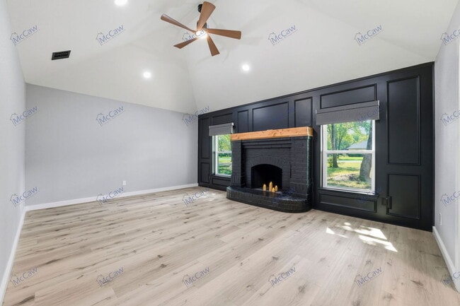 Photo - 2001 Lazy Ln House