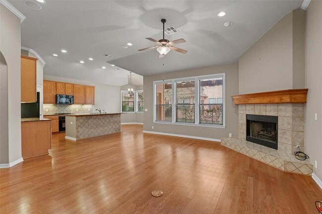 Foto del edificio - 4220 John's Light Dr