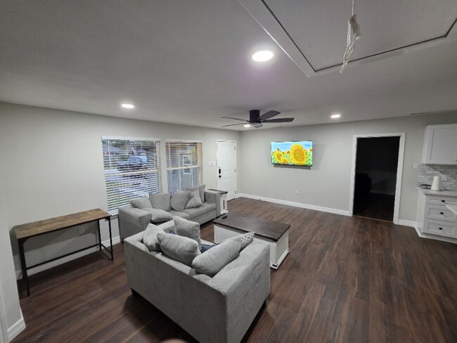 Building Photo - 704 S Kansas Ave