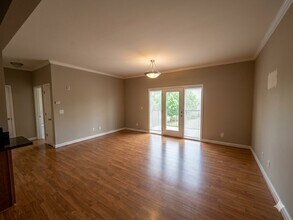 Building Photo - 885 Forest Ave