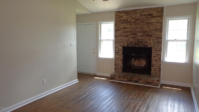 Building Photo - Charming 2 Bedroom, 2 Bath Duplex - 113 Ea...