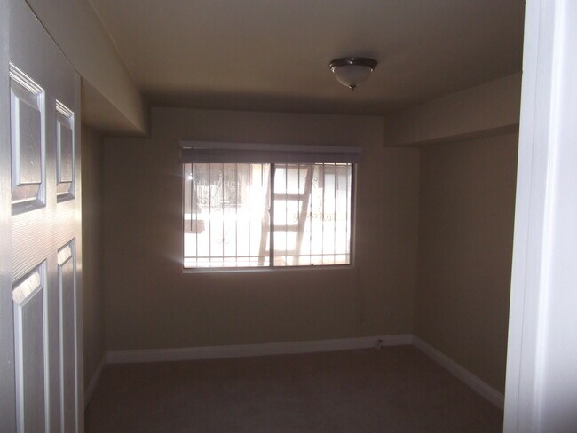 Dormitorio - 1239 W Rosecrans Ave