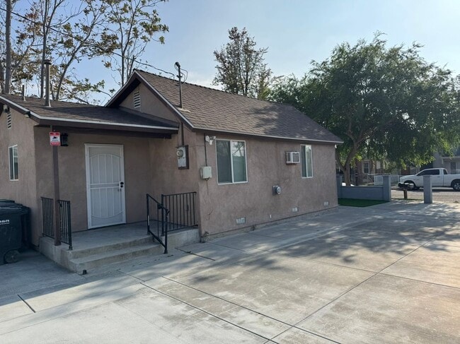 Building Photo - 230 N Inez St