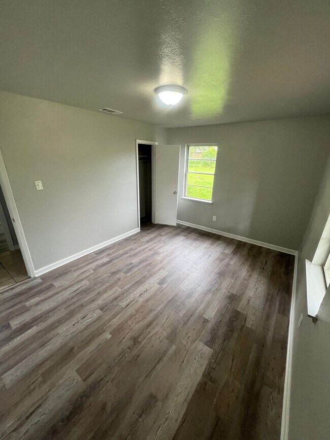 Foto del edificio - Fully remodeled large 3 bed/ 2 bath with 2...