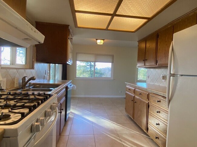 Foto del edificio - Beautiful 2 Bedroom/2 Bathroom Home with a Great Room, Fireplace and access to shared swimming pool