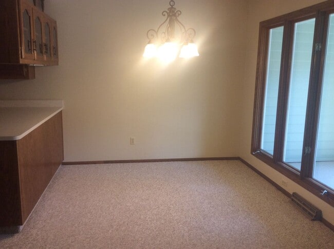 Building Photo - 3 bedroom, 2 bath Condo