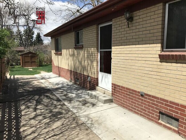 Building Photo - Large duplex with shared yard. 1-car garage.