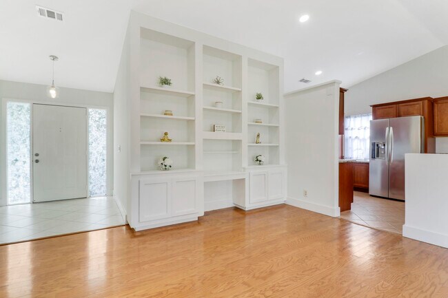 Building Photo - 107 Greenbriar Dr