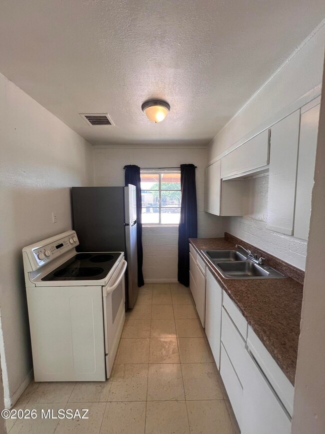 Building Photo - 2617 S Norton Vista