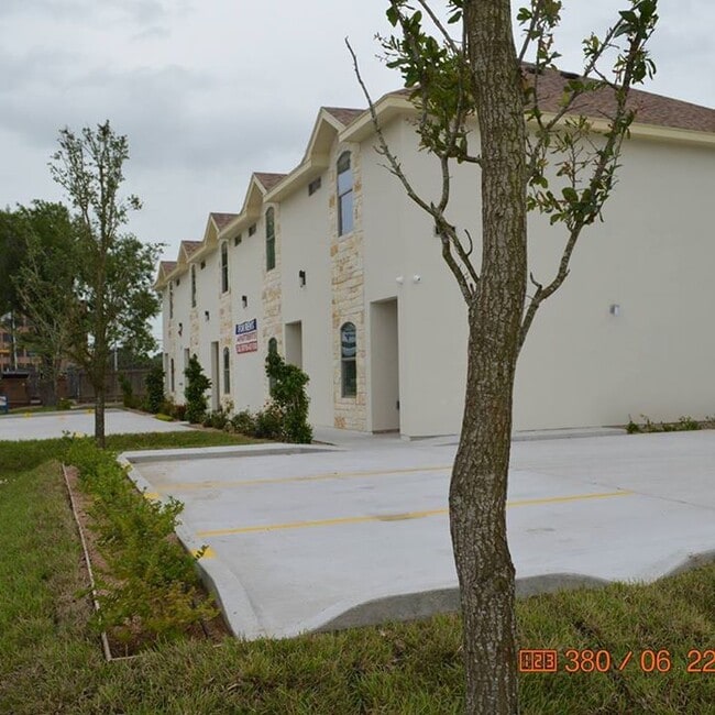 Building Photo - 1121 W Cano St