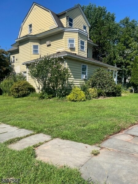 Building Photo - 564 Summit Ave