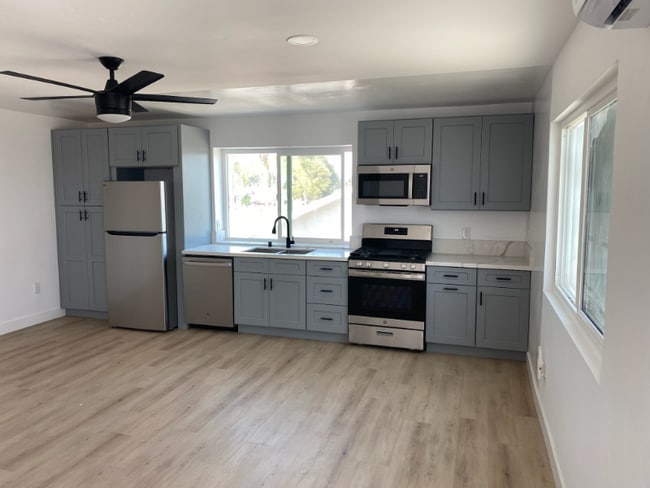 Foto del edificio - 7454 Skyline Dr