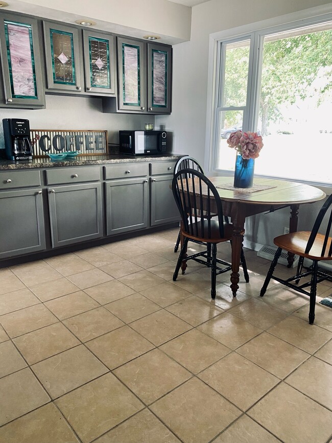 Kitchen Table - 2276 Lake Hills Dr