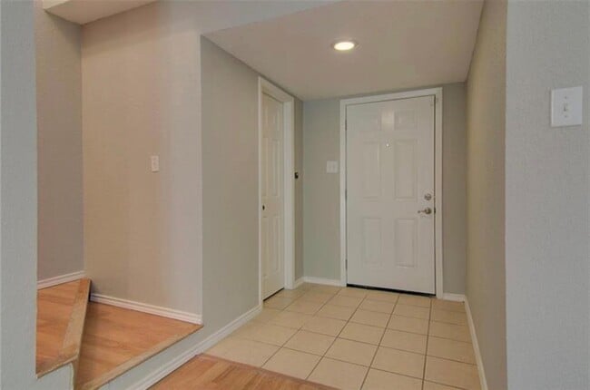 Building Photo - 9705 Meadowheath Dr