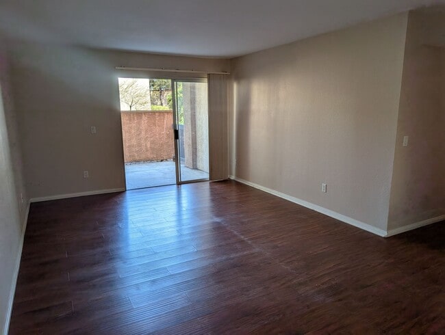 Foto del edificio - Upgraded UTC Condo in Quiet, Serene Setting