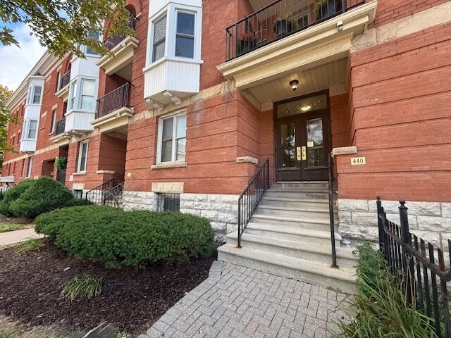 Photo du bâtiment - Gorgeous Executive 1+Den Condo in Downtown London * Parking * AVAIL DEC 1