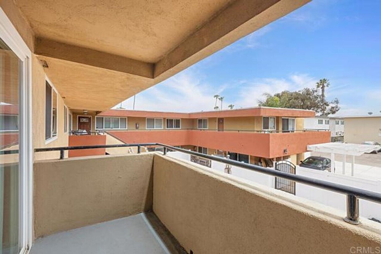 Foto principal - 3 Bedroom Condo Close to Base