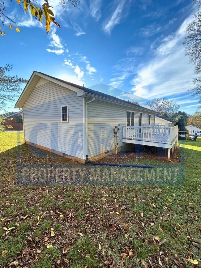 Building Photo - *HOLIDAY SPECIAL!* $400 OFF DECEMBER'S RENT!*