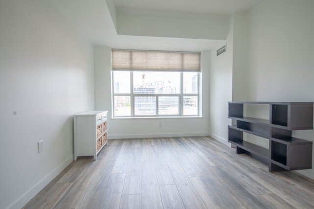 Photo du bâtiment - 889-889 Bay St.