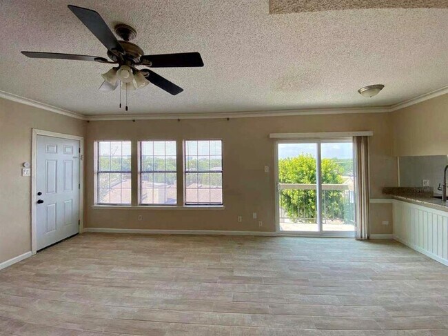 Foto del edificio - 8750 Park Ln