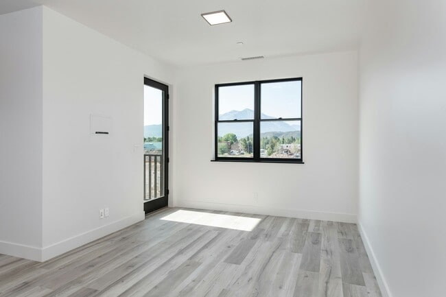 Foto del edificio - 2051 Cross St