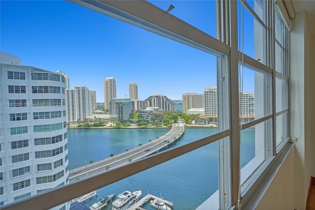 Building Photo - 905 Brickell Bay Dr