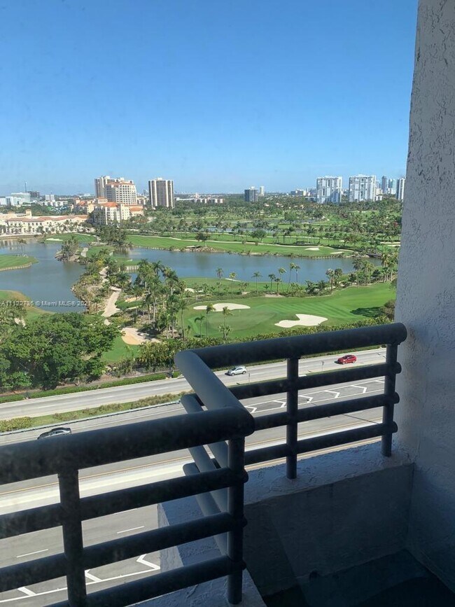 Foto del edificio - 3300 NE 191st St