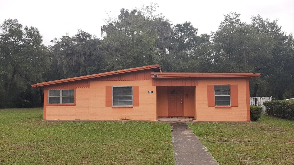Primary Photo - Charming 3/1 on large corner lot.