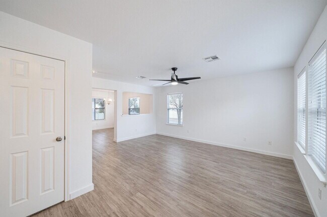 Foto del edificio - 1600 Big Thicket Dr