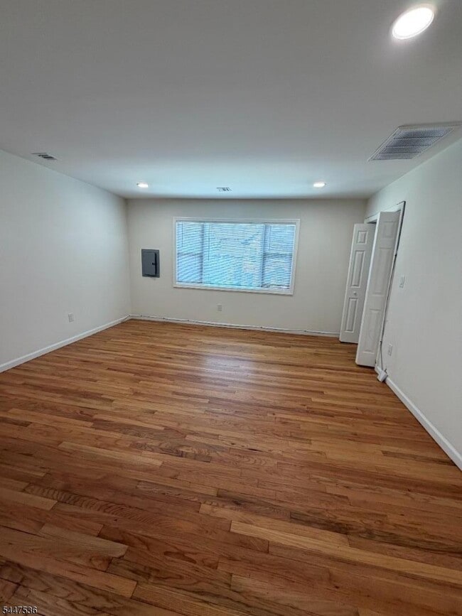 Foto del edificio - 1058 E 25th St