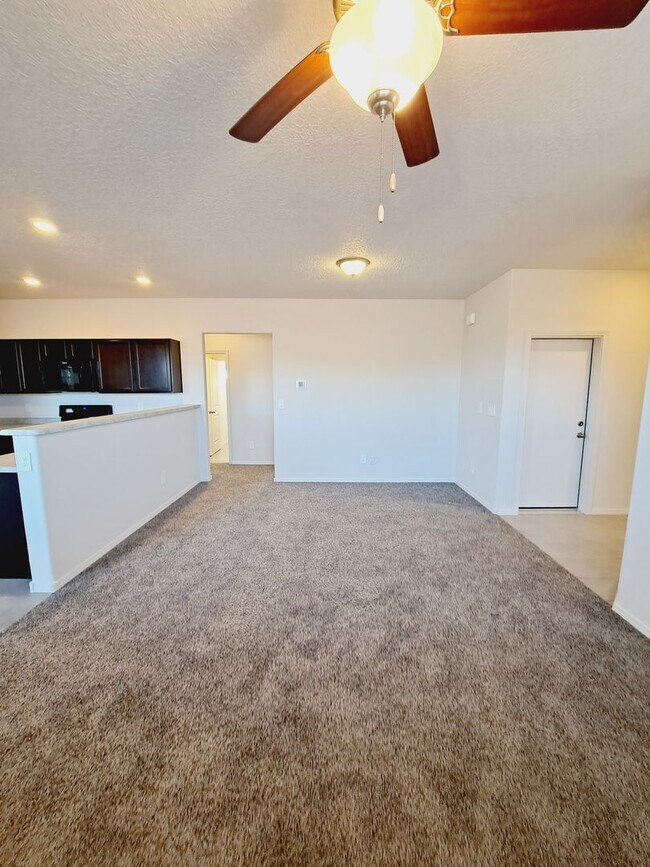 Foto del edificio - 4 bed 2 bath Energy Efficient Home! MOVE I...