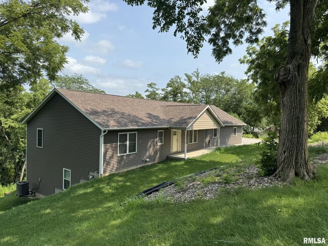 Building Photo - 18 Elmwood Dr