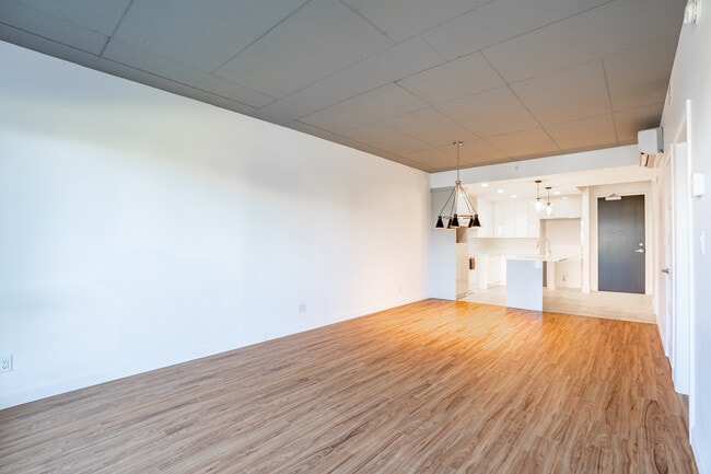 Building Photo - 7 Elements